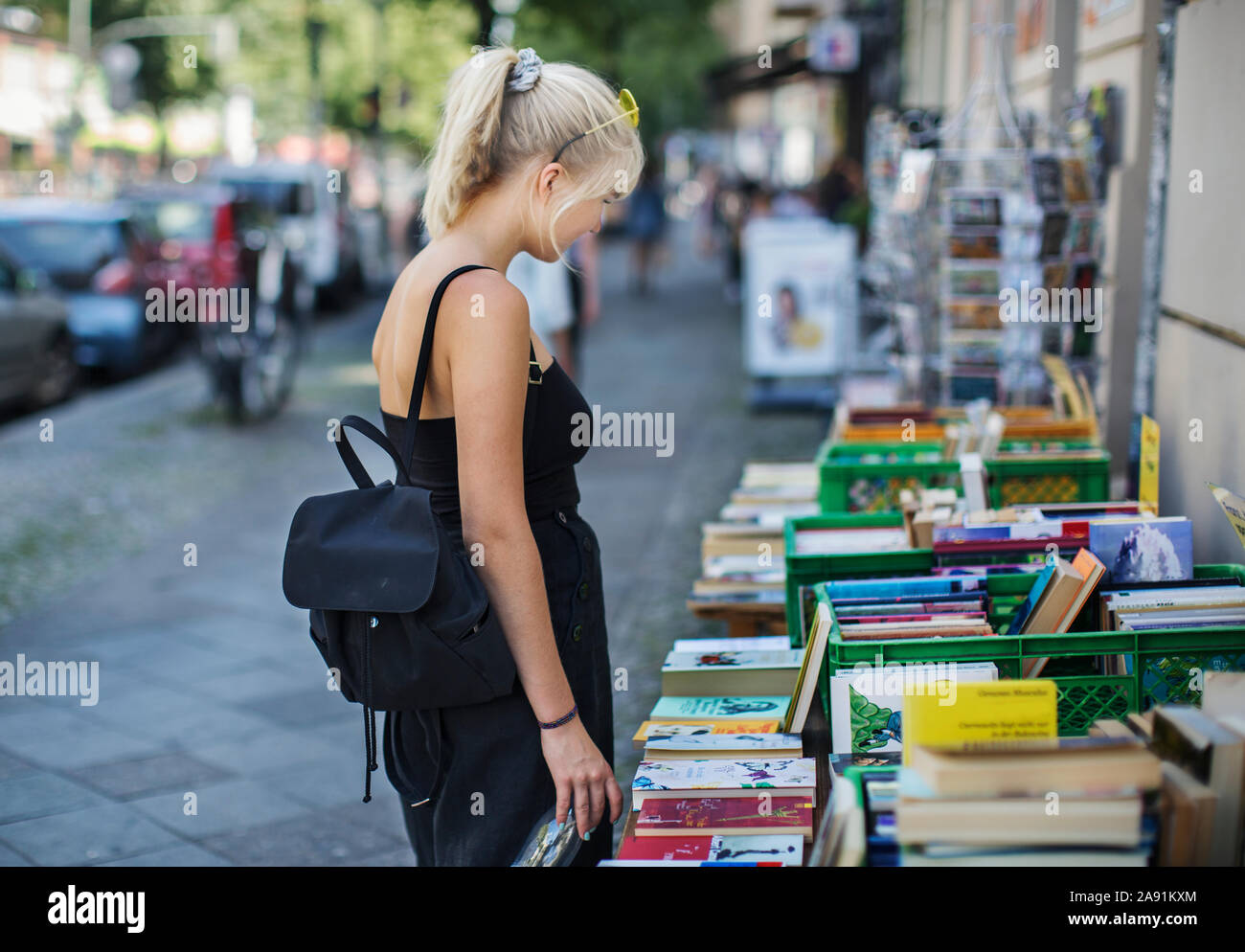 Jeune femme à la recherche de livres sur stall Banque D'Images