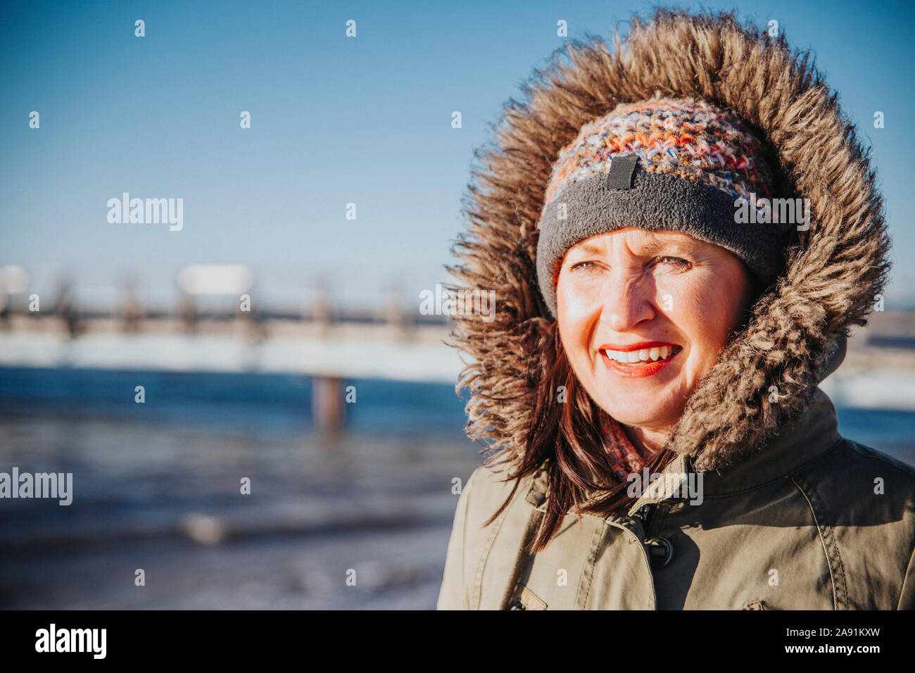 Femme à la plage l'hiver Banque D'Images