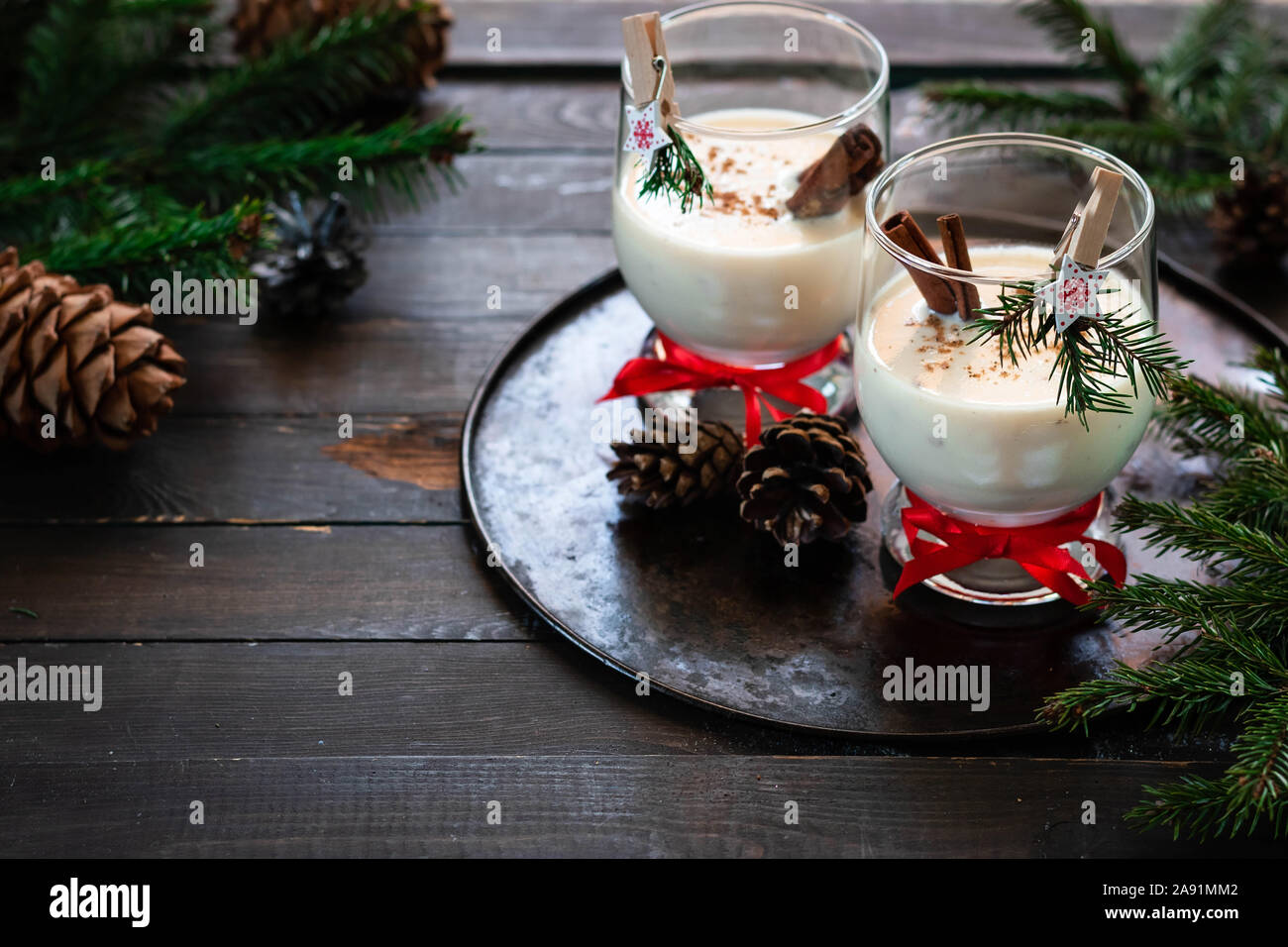 Une boisson traditionnelle de Noël de poule dans un gobelet en verre décoré de nouvelle année clothespin. Option non-alcoolisées. Photos de l'atmosphère. Banque D'Images