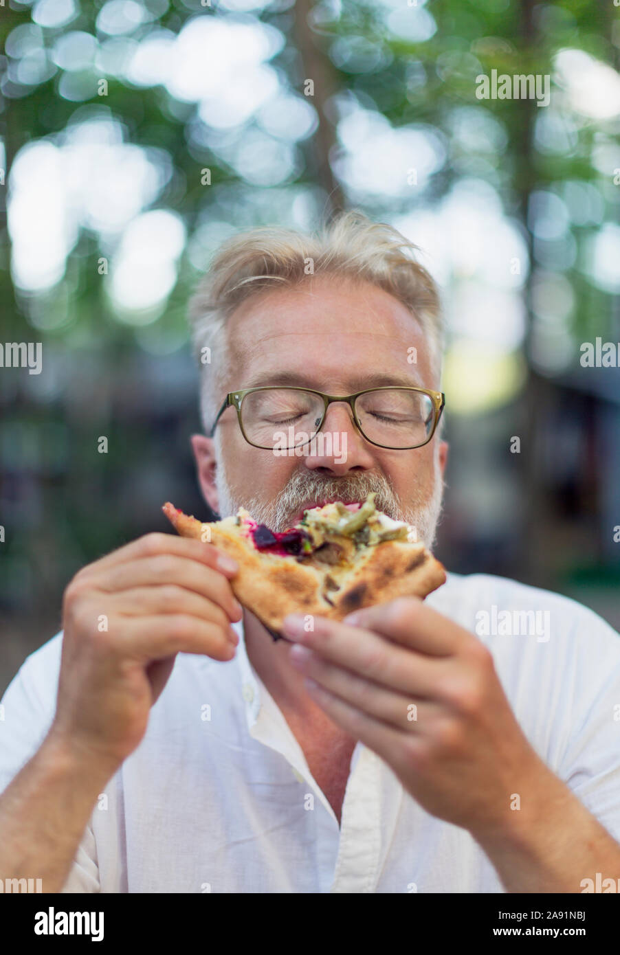 Man eating pizza végétarienne Banque D'Images