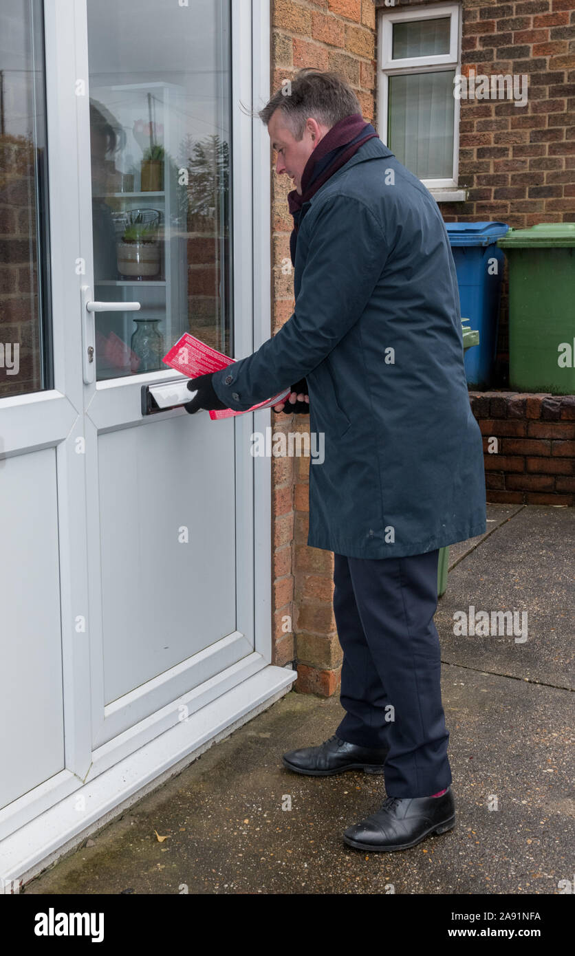 Mansfield, Nottinghamshire, Angleterre, Royaume-Uni. 12 novembre 2019. L'ombre de la main-d'Ashworth Jon Secrétaire de la santé faisant campagne à Mansfield, Nottinghamshire. Ce marginal siège parlementaire qui a été remporté par le parti conservateur à l'élection générale de 2017 par Ben Bradley et pourrait être une bataille clé dans cette élection. Alan Beastall/Alamy Live News Banque D'Images