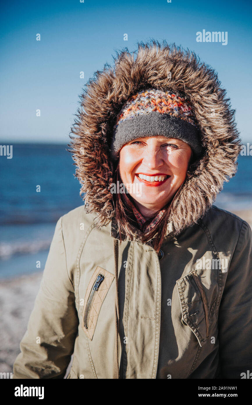 Femme souriante en mer Banque D'Images