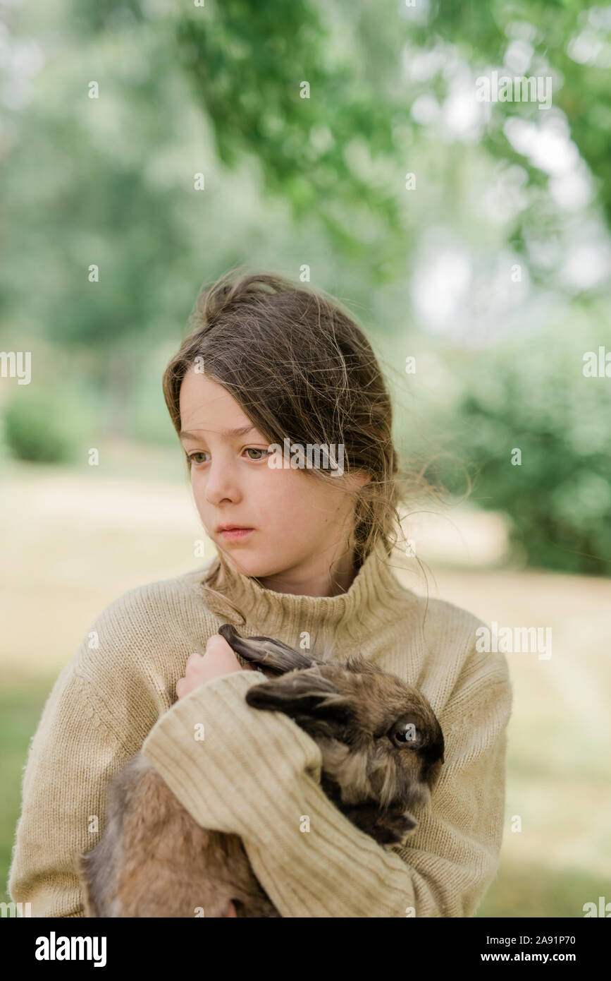 Girl holding rabbit Banque D'Images