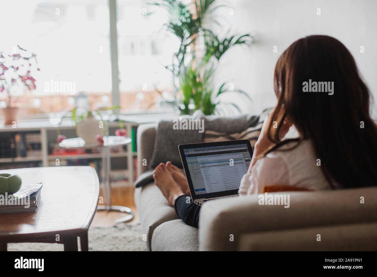 Woman on sofa Banque D'Images