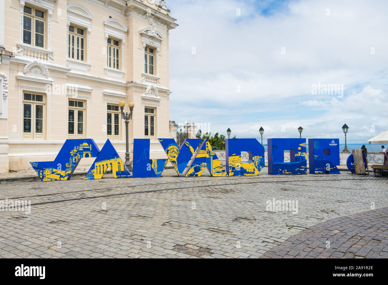 Bleu et jaune signe touristique qui définit Salvador en majuscules à Tomé de Souza Square dans le centre historique de Salvador, Bahia Banque D'Images
