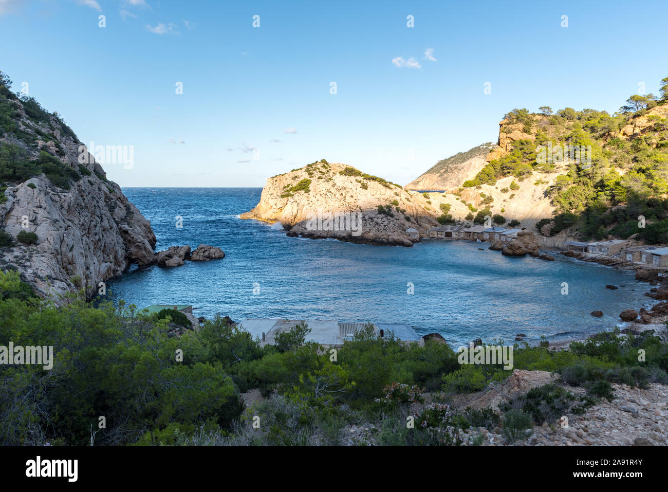 Les eaux turquoise dans es Portitxol, Ibiza, Espagne. Hidden Bay sur l'île d'Ibiza, à Sant Joan de Labritja. Banque D'Images