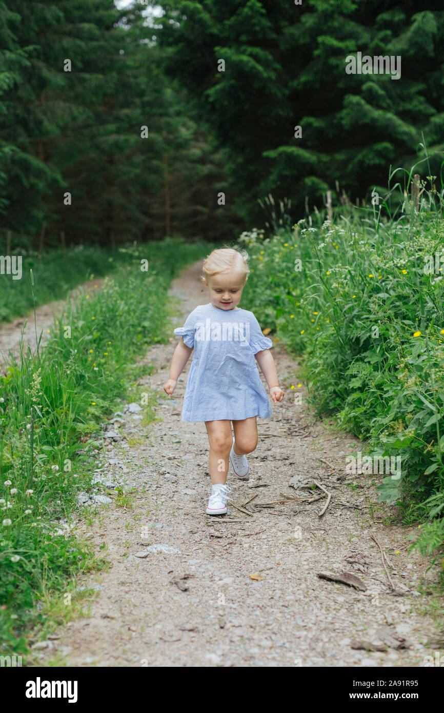 Fille marche Banque D'Images