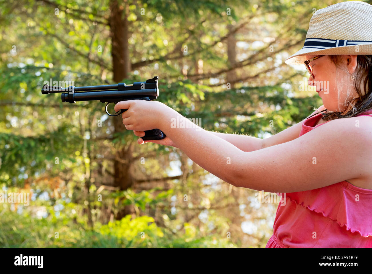 Girl visant gun Banque D'Images