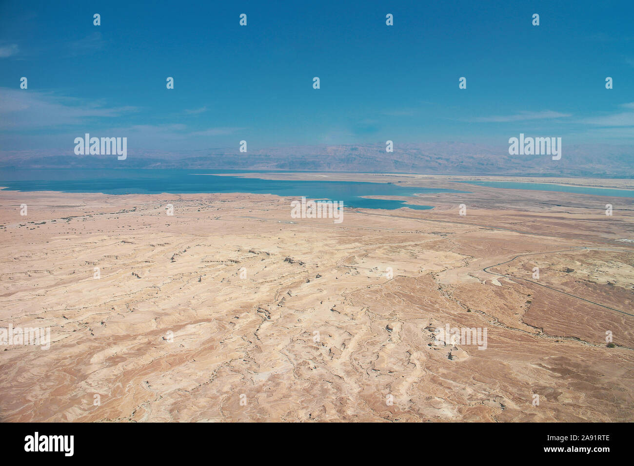 Vue sur le désert du Néguev, avec la mer en arrière-plan en vu de Massada, Israël. Banque D'Images
