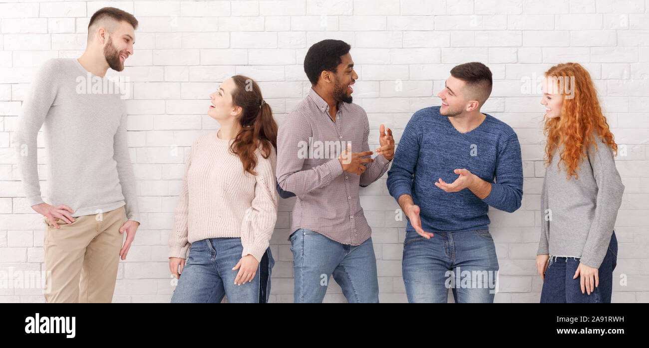 Joyeux amis parler, avoir casser à college Banque D'Images