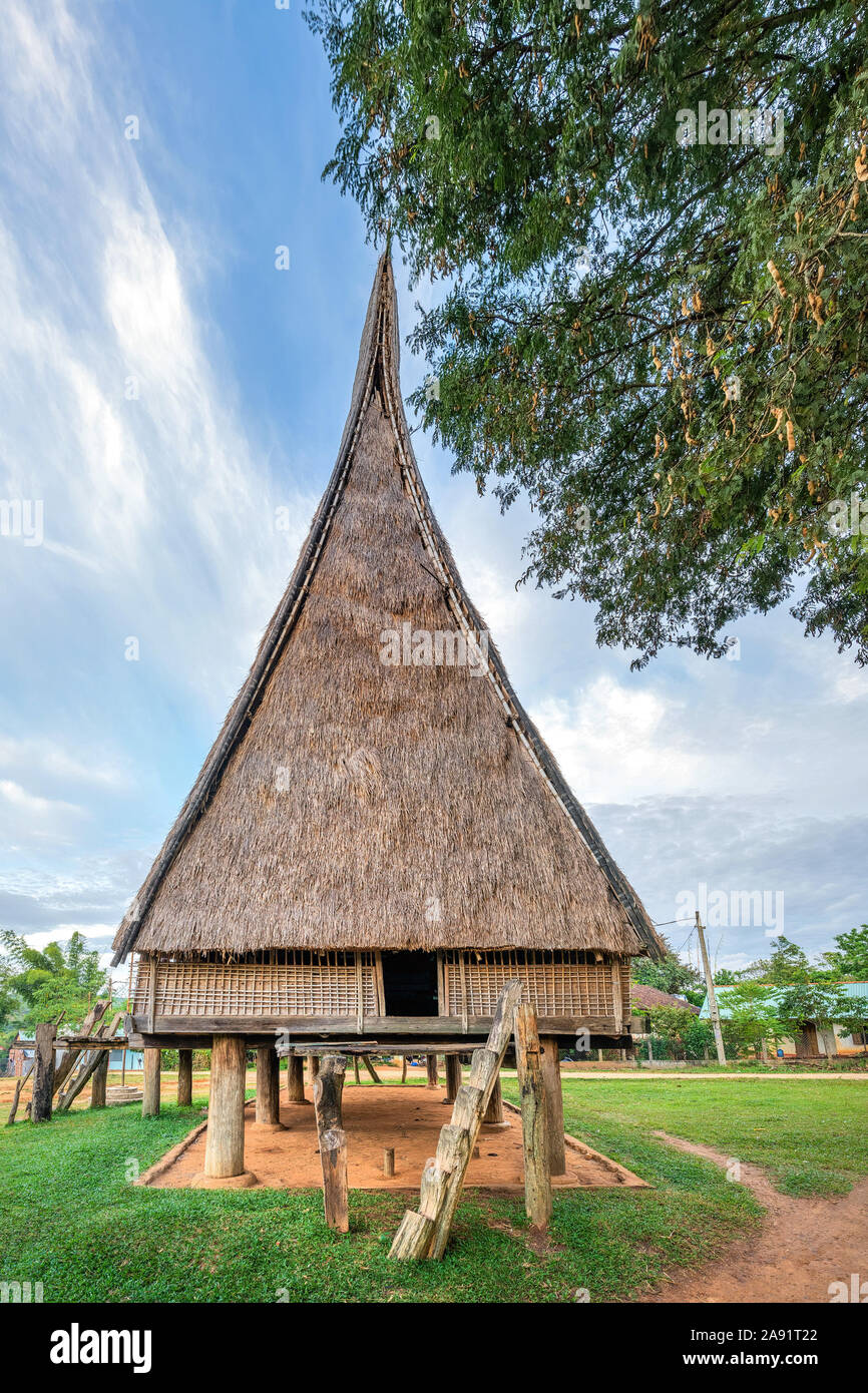 Kon K'ri ou Kon Jodri maison traditionnelle à Kon Tum, Vietnam Banque D'Images