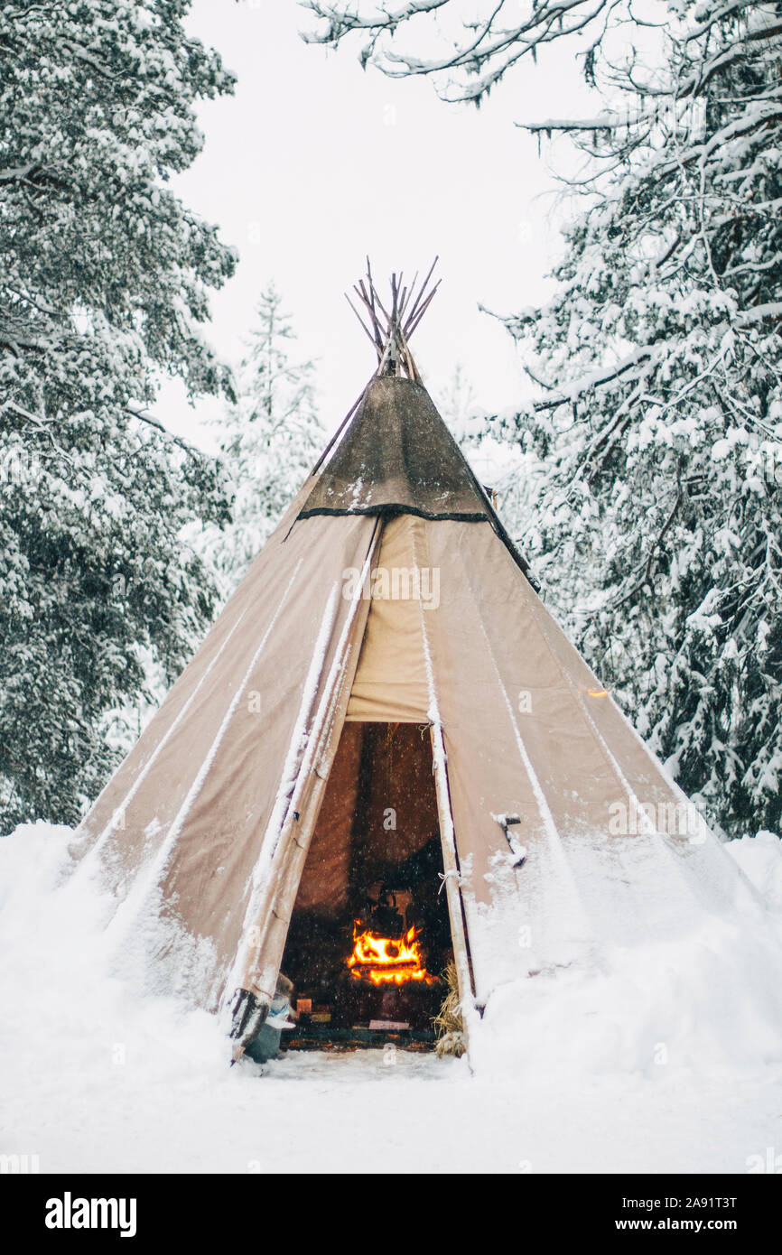 Tipi à l'hiver Banque D'Images Tipi à l'hiver Banque D'Images
