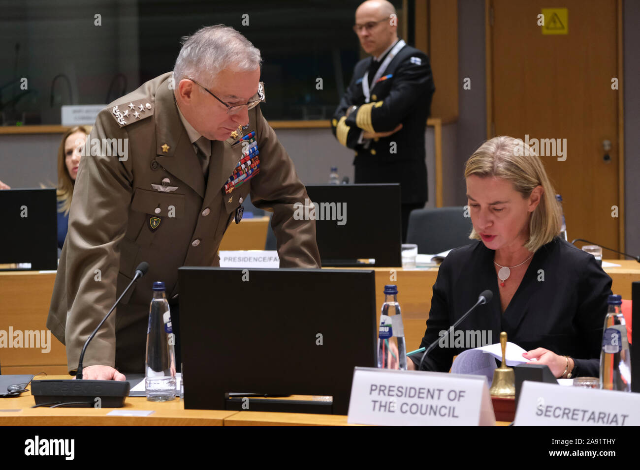 Bruxelles, Belgique. 12 Nov, 2019. Président du Comité militaire de l'Union européenne Général Claudio Graziano (L) parle avec l'Union européenne pour les Affaires étrangères et la politique de sécurité Federica Mogherini lors d'une réunion du Conseil de défense nationale. Credit : ALEXANDROS MICHAILIDIS/Alamy Live News Banque D'Images