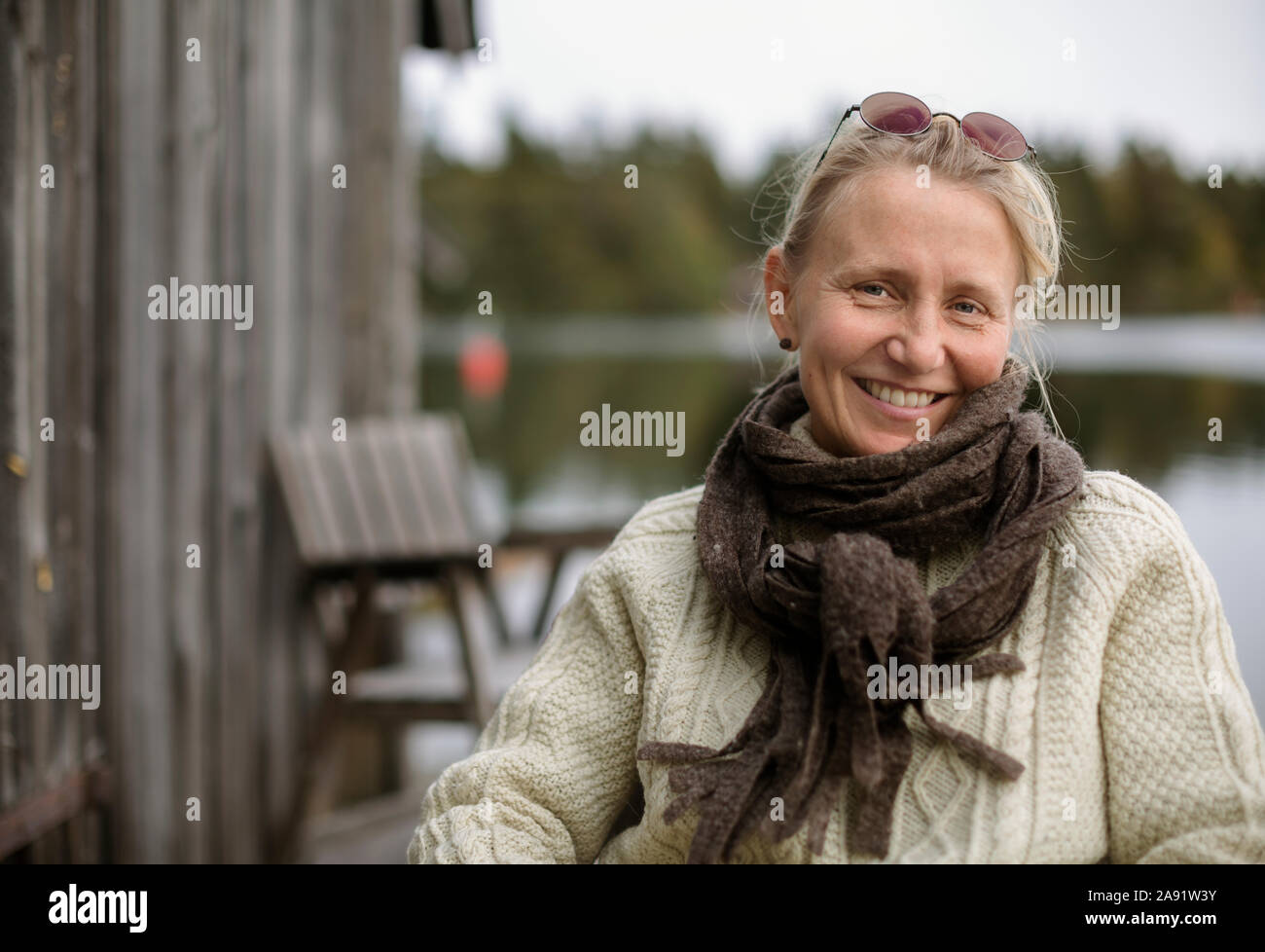 Smiling woman looking at camera Banque D'Images