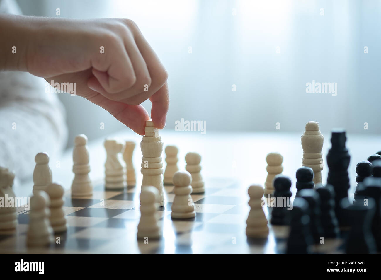 Une fille asiatique apprendre à jouer aux échecs Banque D'Images