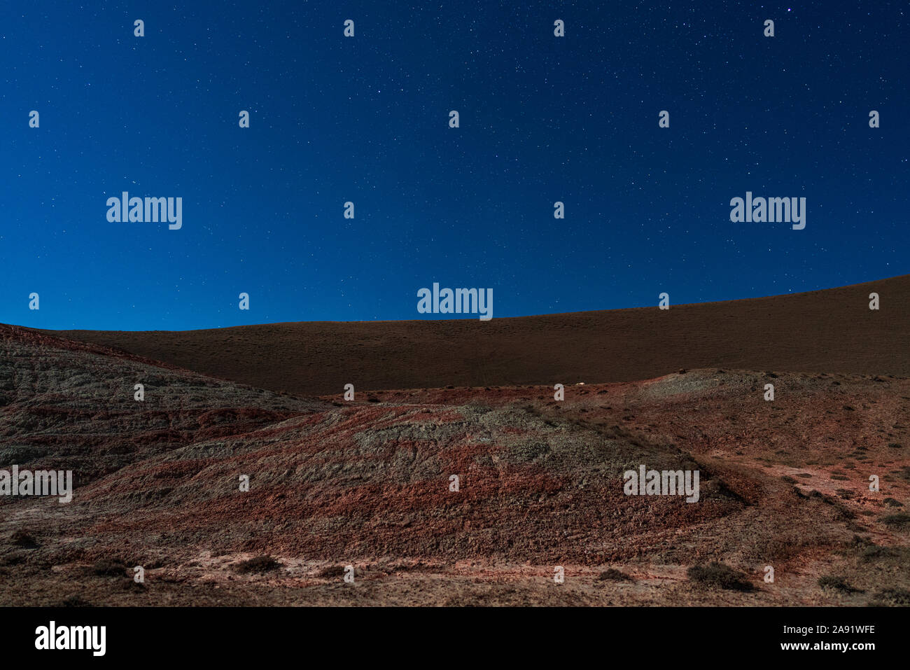 Rayée rouge incroyable montagne sur une lune nuit Banque D'Images