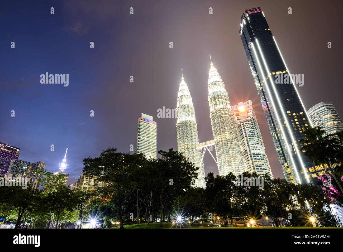 Vue imprenable de la Petronas Twin Tower illuminée au crépuscule. Les Tours Petronas sont des gratte-ciel de Kuala Lumpur. Banque D'Images
