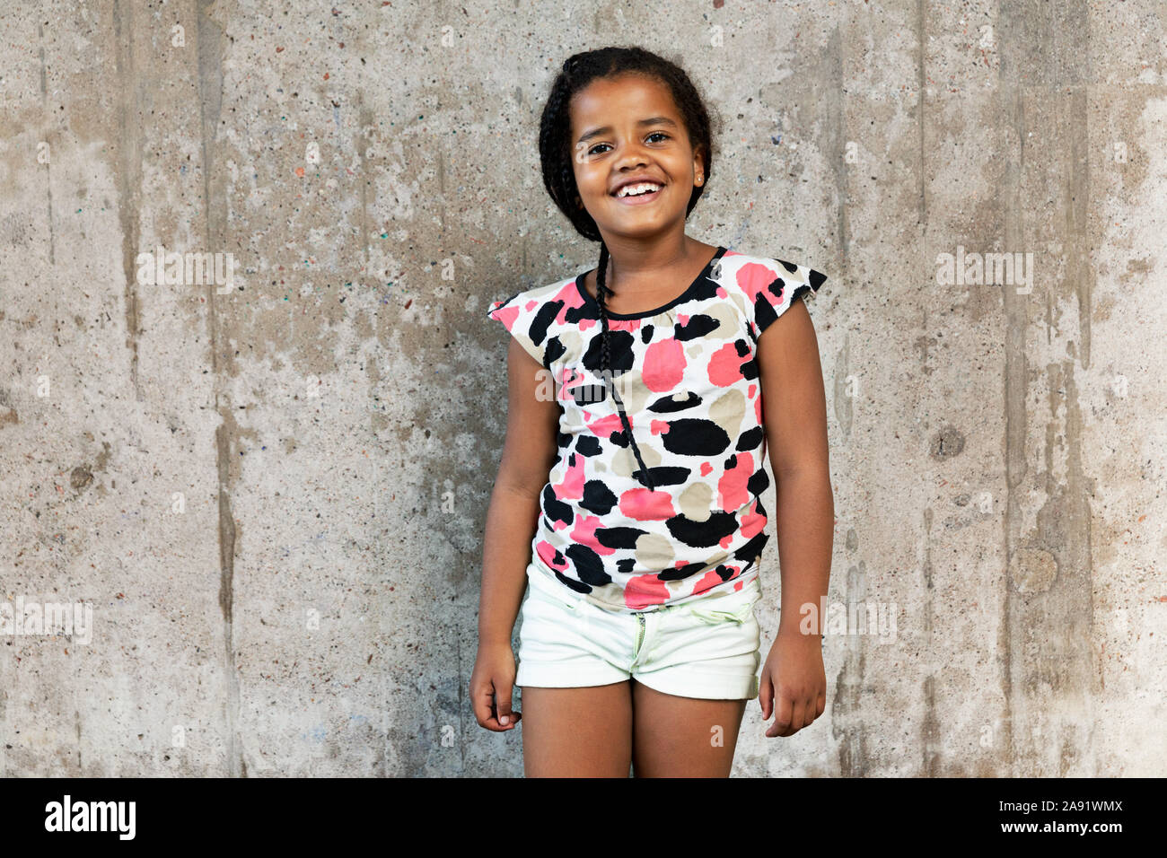 Smiling girl looking at camera Banque D'Images