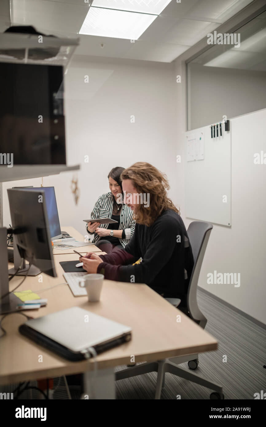 Les collègues en poste Banque D'Images