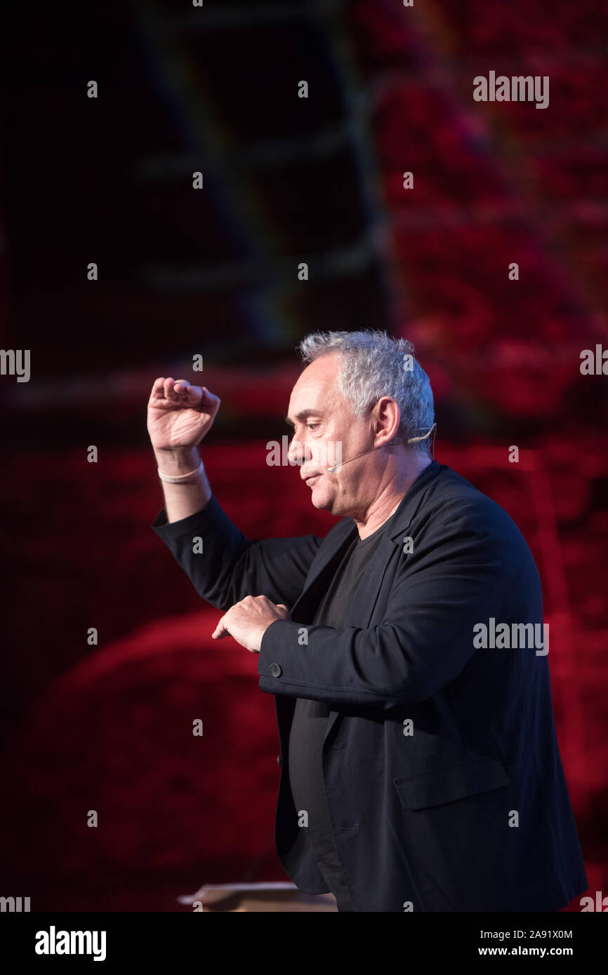 Ferran Adrià parle sur scène lors de congrès Estrella Damm Gastronomie à Lisbonne, Portugal. Banque D'Images