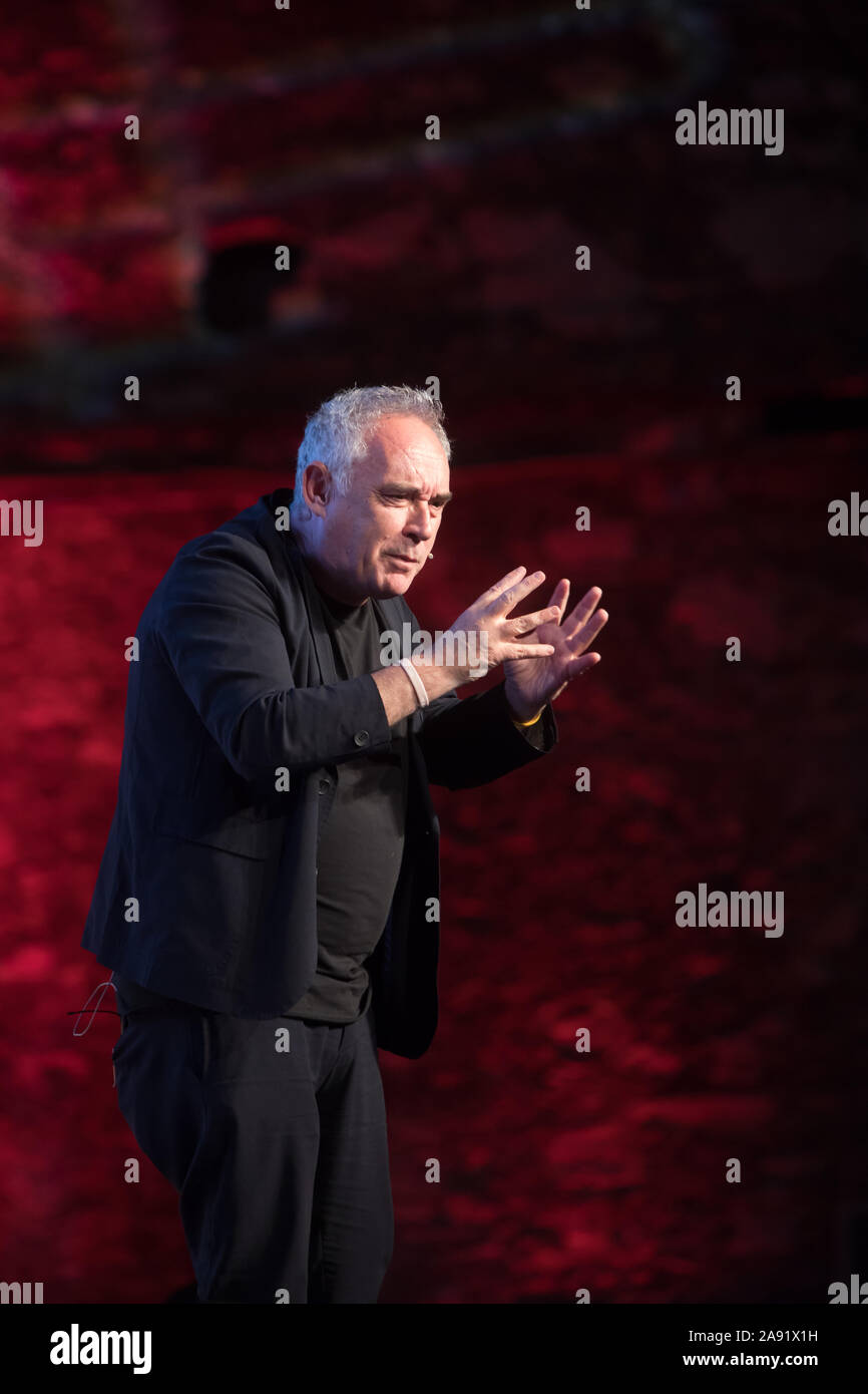 Ferran Adrià parle sur scène lors de congrès Estrella Damm Gastronomie à Lisbonne, Portugal. Banque D'Images