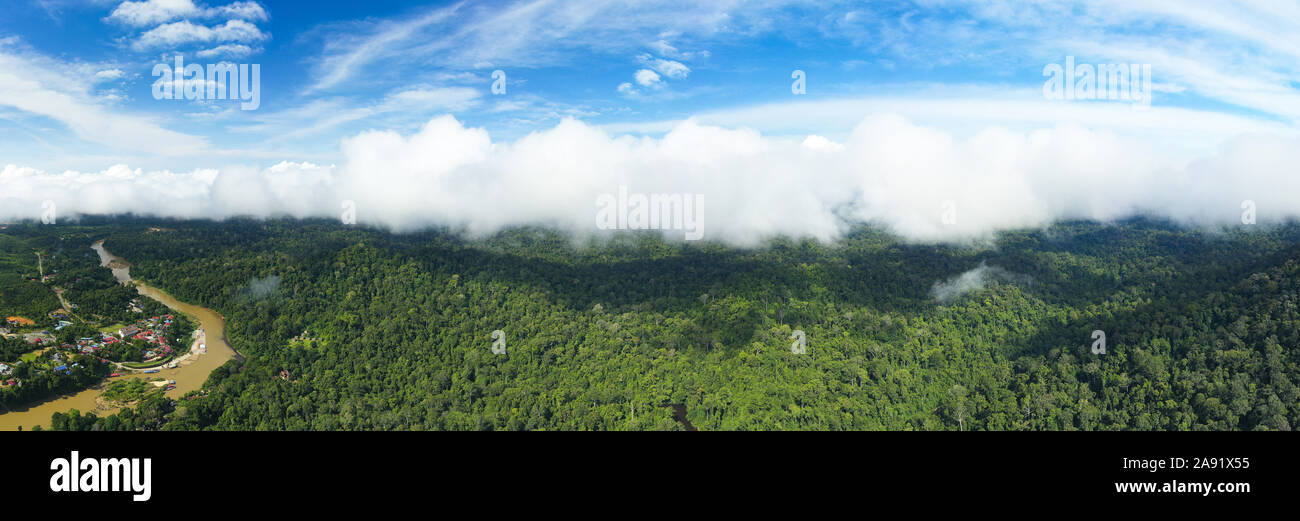 Vue d'en haut, magnifique vue panoramique sur le village de Taman Negara avec la forêt tropicale et de beaux nuages doux. Banque D'Images