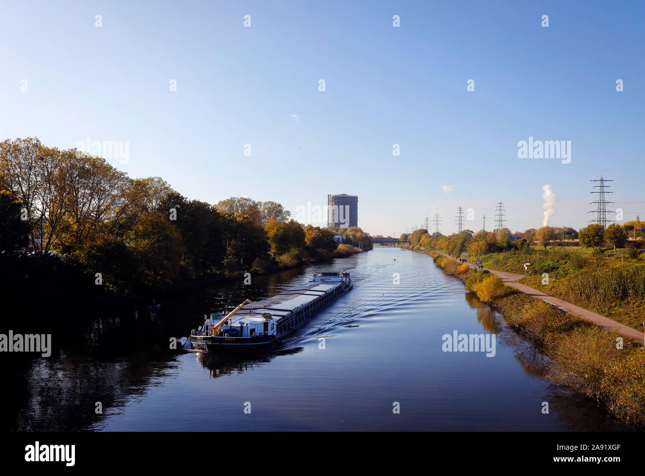 Oberhausen, Ruhr, Rhénanie du Nord-Westphalie, Allemagne - paysage industriel, un bateau de navigation intérieure voyages sur le Canal, derrière le Rhine-Herne Banque D'Images