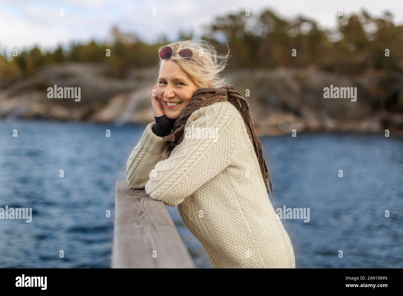 Smiling woman at Lake Banque D'Images