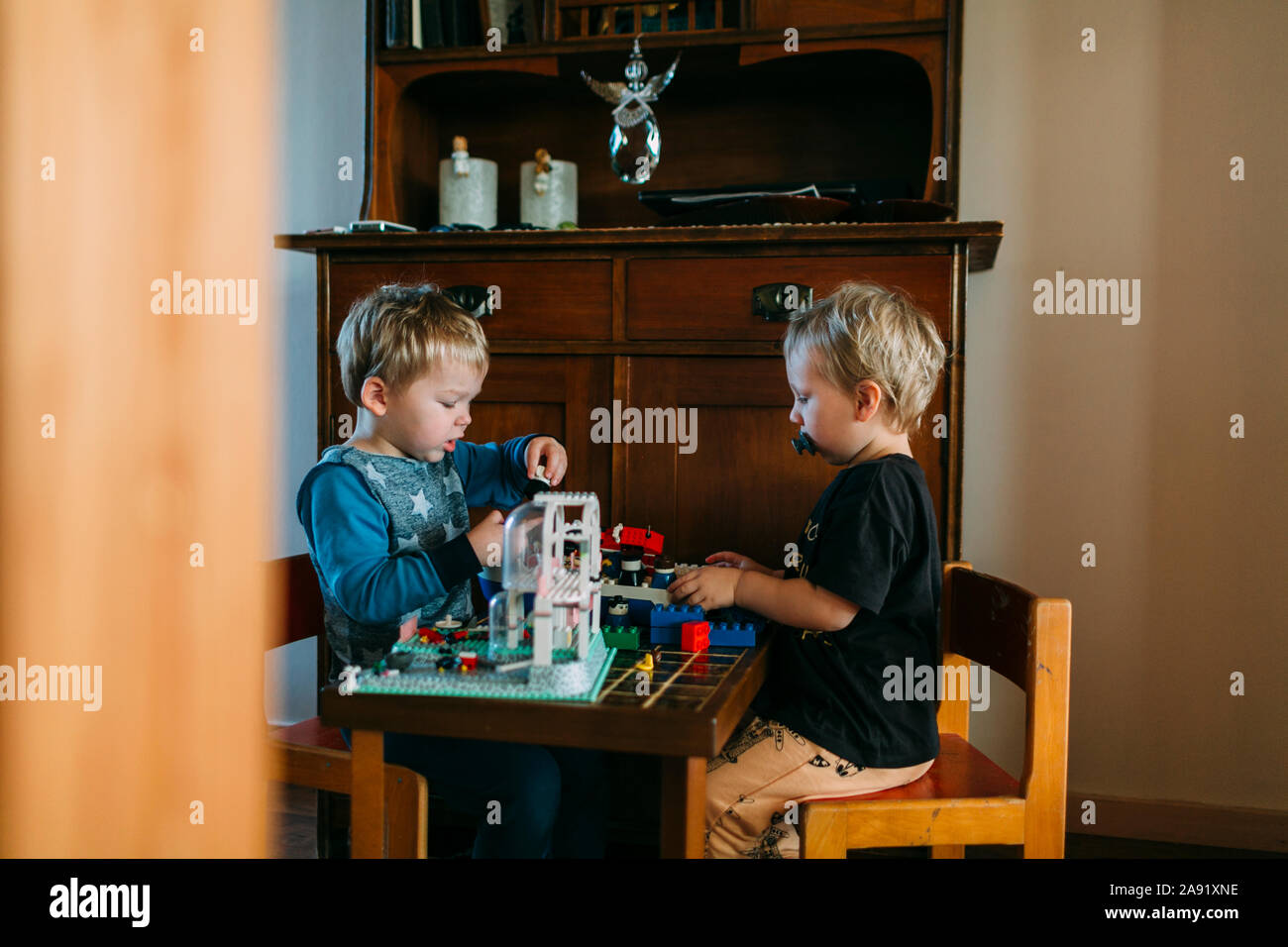 Frères jouant avec Lego Banque D'Images