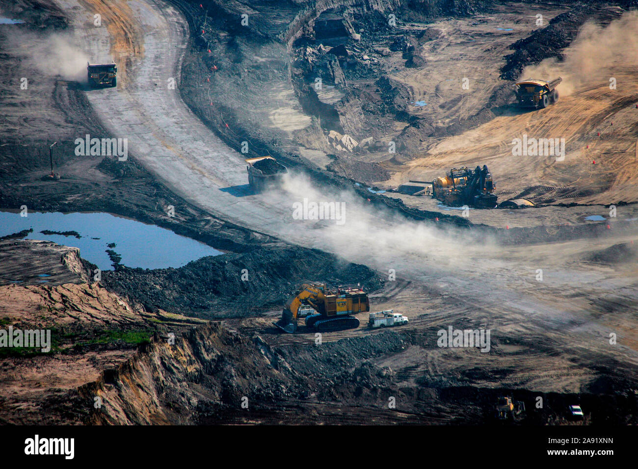 Excavation de sables à l'une des mines de sables bitumineux à Fort McMurray en Alberta, Canada. Les sables bitumineux de l'Athabasca-est parmi les plus importantes au monde. Le bitume, aussi communément appelé tar (d'où l'exploitation des sables bitumineux), contient beaucoup d'hydrocarbures, mais il est notoirement difficile à extraire. Pour chaque 100 Btu d'énergie extraite, 70 BTU est perdu dans le processus. En 2011 seulement, l'exploitation des sables pétrolifères au Canada a produit 55 millions de tonnes d'émissions de gaz à effet de serre". C'est huit pour cent des émissions totales du Canada. Banque D'Images