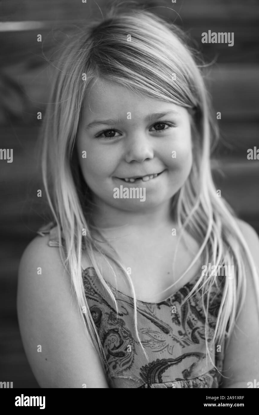 Portrait of girl looking at camera Banque D'Images