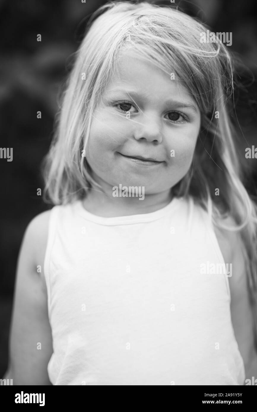 Portrait of girl looking at camera Banque D'Images