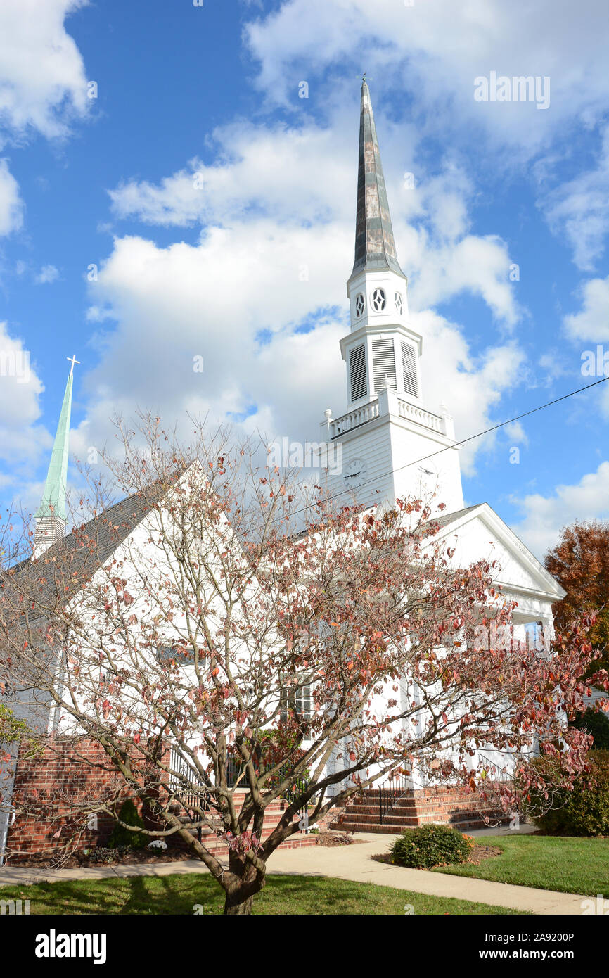 WESTFIELD, NEW JERSEY - 02 NOV 2019 : l'extérieur de la première église paroissiale du centre-ville historique de Westfield. Banque D'Images