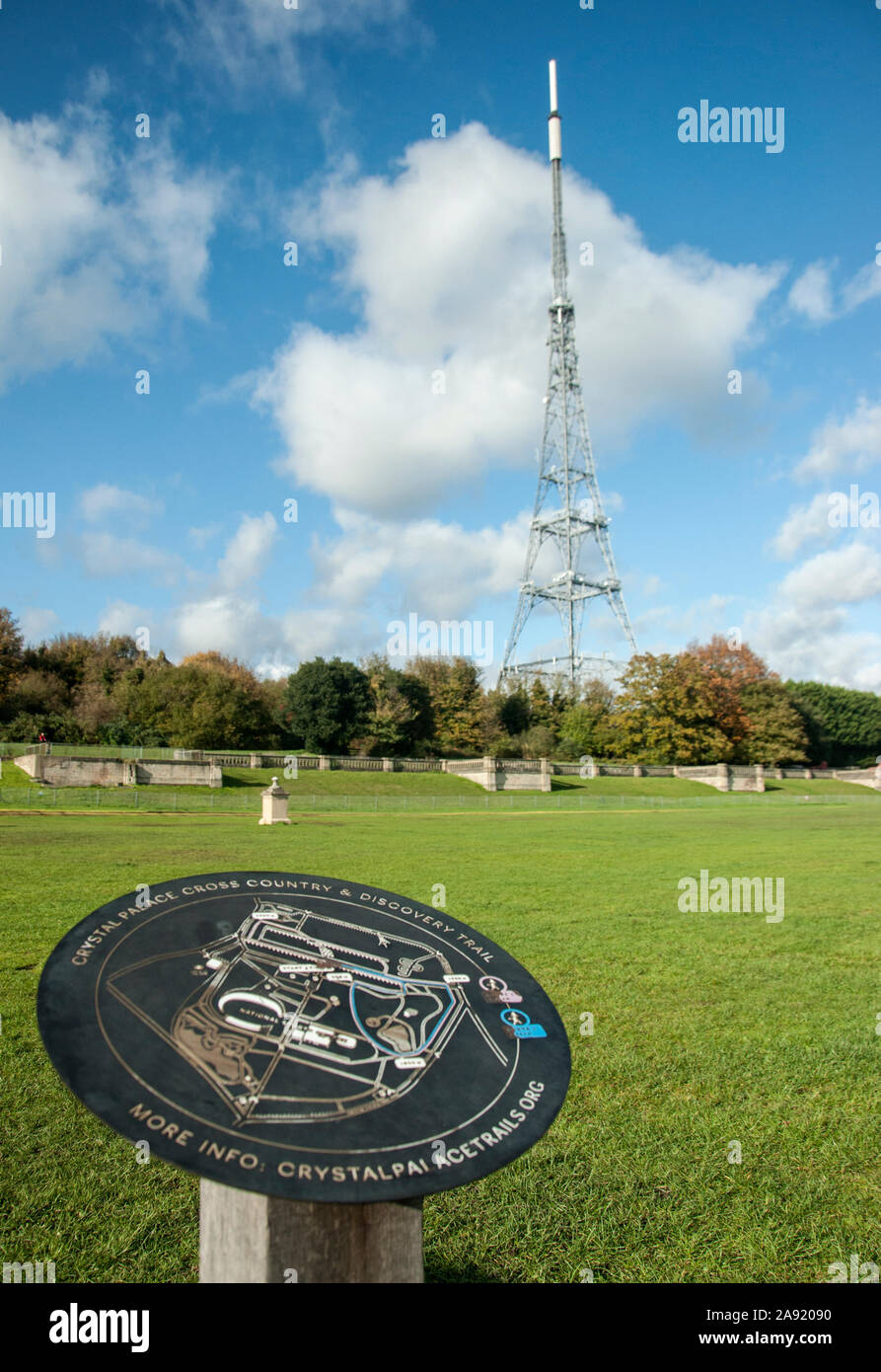 Crystal Palace de fond et Sentier découverte signe, avec le palais de cristal de transmission radio tour et ruines de palais de cristal visible sur le background Banque D'Images