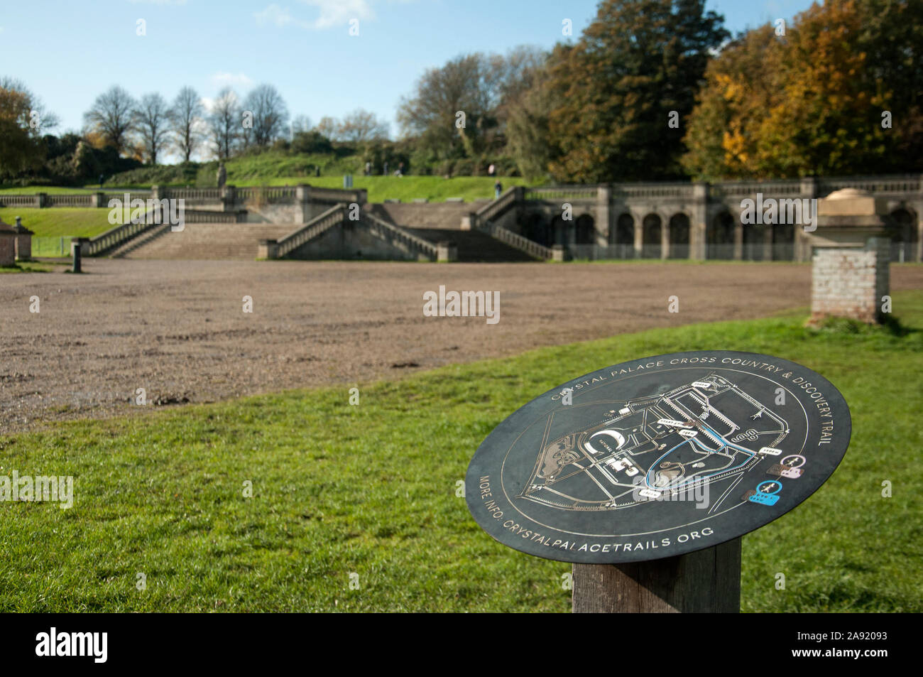 Crystal Palace de fond et Sentier découverte signe, avec des ruines de Crystal Palace visible à l'arrière-plan Banque D'Images