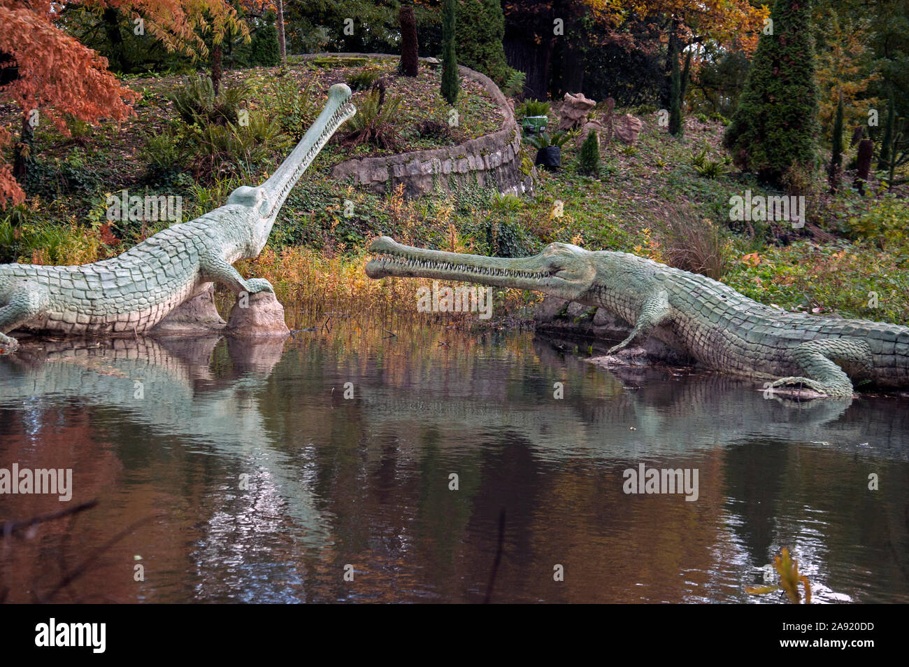 Dinasour et disparu en sculptures animales Crystal Palace Park à Londres. Ce sont les premières sculptures dinasour dans le monde moderne - inexactes par s Banque D'Images