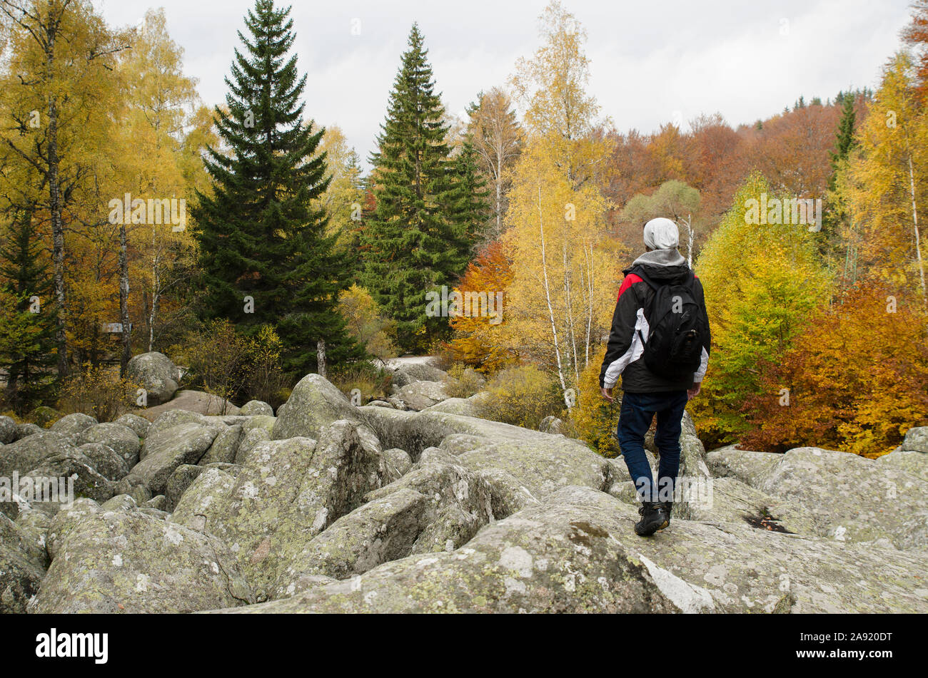 Caucasian man walking in a mountain. Selective focus Banque D'Images