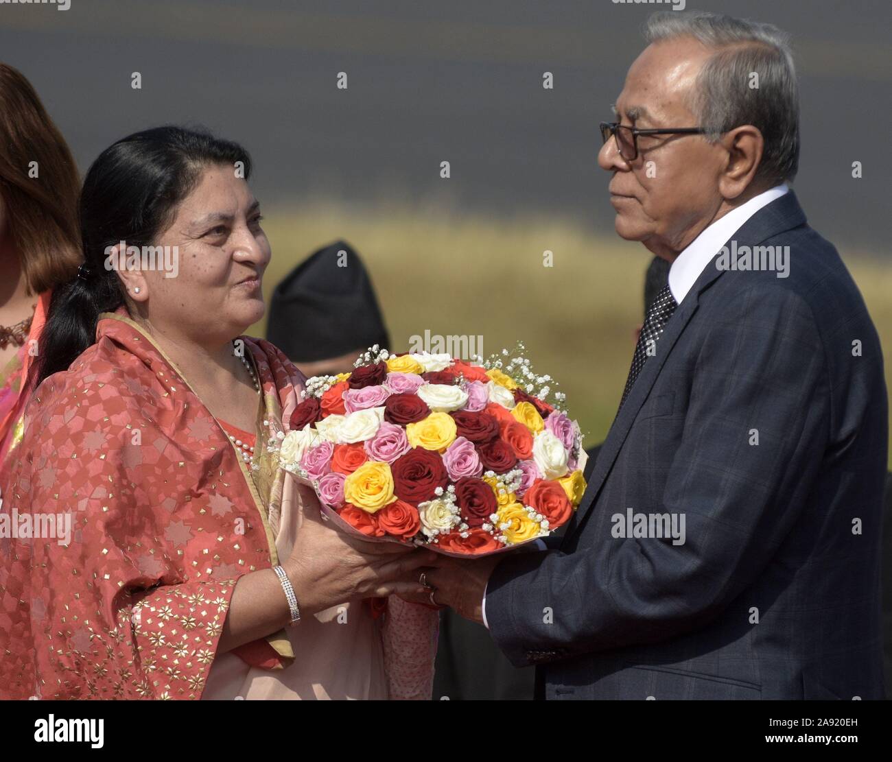 Katmandou, Népal. 12 Nov, 2019. Le Président népalais Bidhya Devi Bhandari (L) se félicite que le Président du Bangladesh M Abdul Hamid à l'aéroport international de Tribhuvan à Katmandou, capitale du Népal, le 12 novembre 2019. Le président du Bangladesh M Abdul Hamid est arrivé à Katmandou le mardi pour quatre jours de visite officielle. Credit : Str/Xinhua/Alamy Live News Banque D'Images