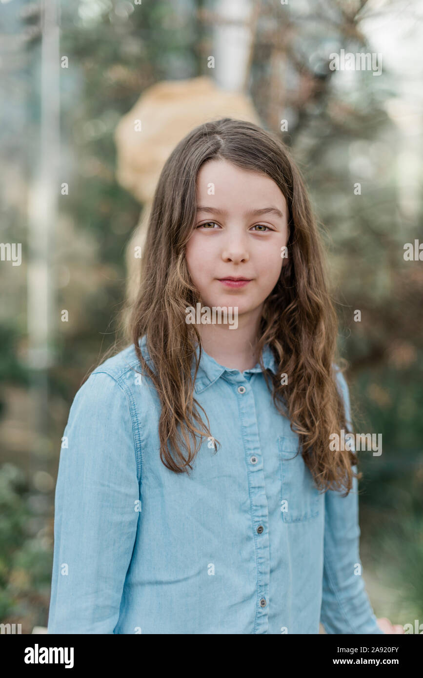 Smiling girl looking at camera Banque D'Images