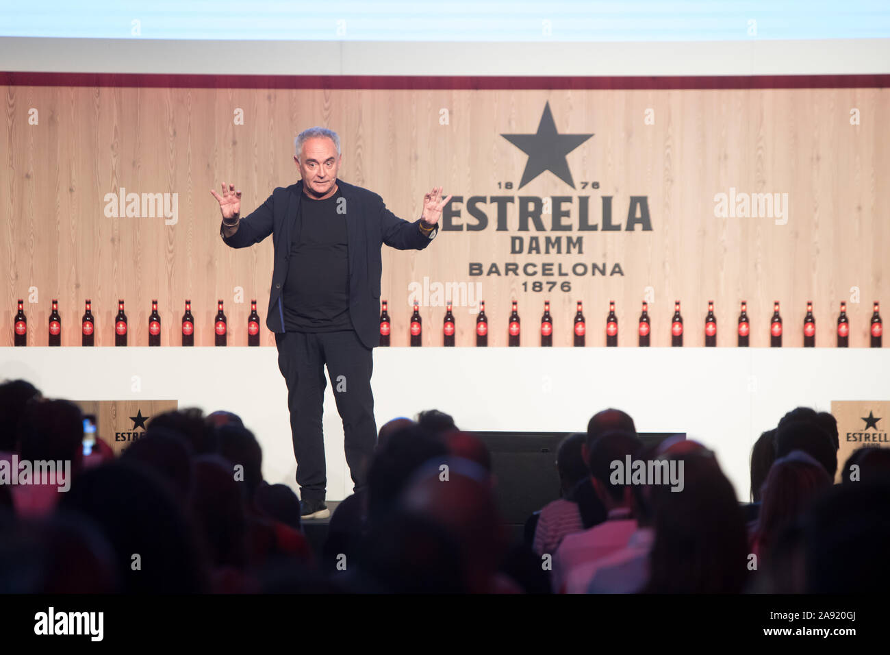 Ferran Adrià parle sur scène lors de congrès Estrella Damm Gastronomie à Lisbonne, Portugal. Banque D'Images