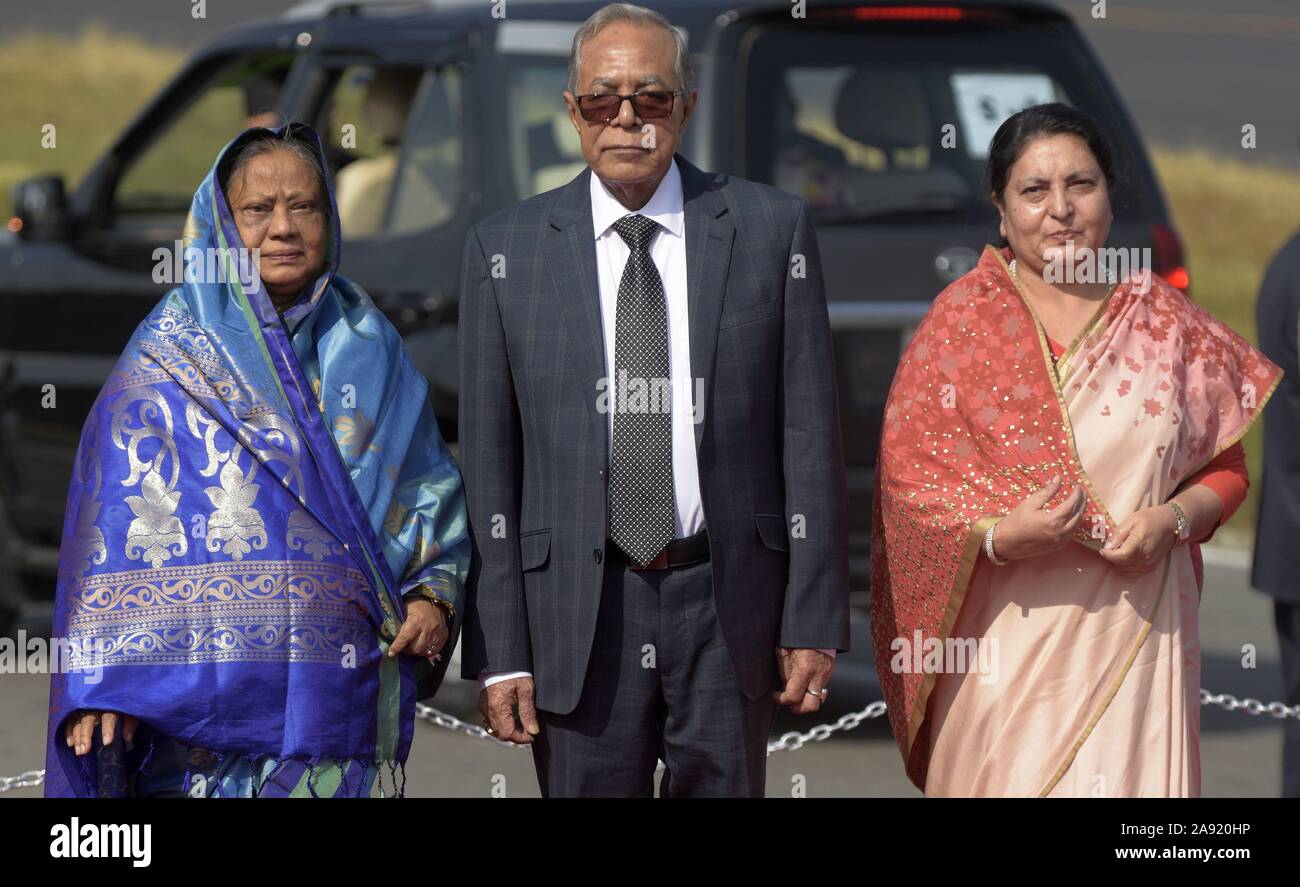 Katmandou, Népal. 12 Nov, 2019. Le président du Bangladesh M Abdul Hamid (C) se tient en même temps que le Président népalais Bidhya Devi Bhandari (R) à l'aéroport international de Tribhuvan à Katmandou, capitale du Népal, le 12 novembre 2019. Le président du Bangladesh M Abdul Hamid est arrivé à Katmandou le mardi pour quatre jours de visite officielle. Credit : Str/Xinhua/Alamy Live News Banque D'Images