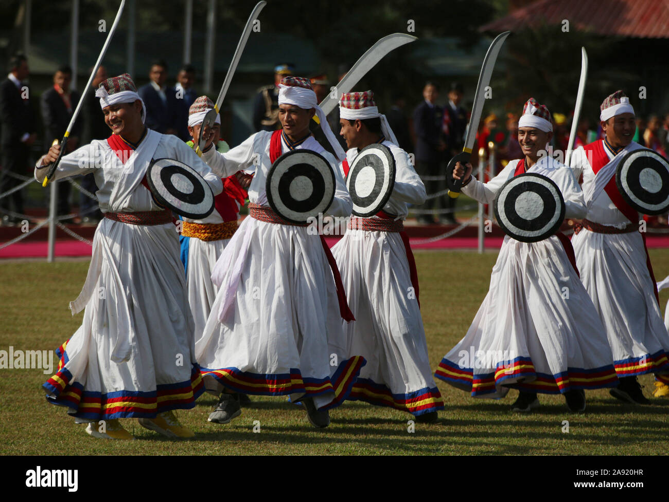 Katmandou, Népal. 12 Nov, 2019. Costumes traditionnels népalais avec danseurs effectuer tout en accueillant le Président du Bangladesh M Abdul Hamid à l'aéroport international de Tribhuvan à Katmandou, capitale du Népal, le 12 novembre 2019. Le président du Bangladesh M Abdul Hamid est arrivé à Katmandou le mardi pour quatre jours de visite officielle. Credit : Str/Xinhua/Alamy Live News Banque D'Images