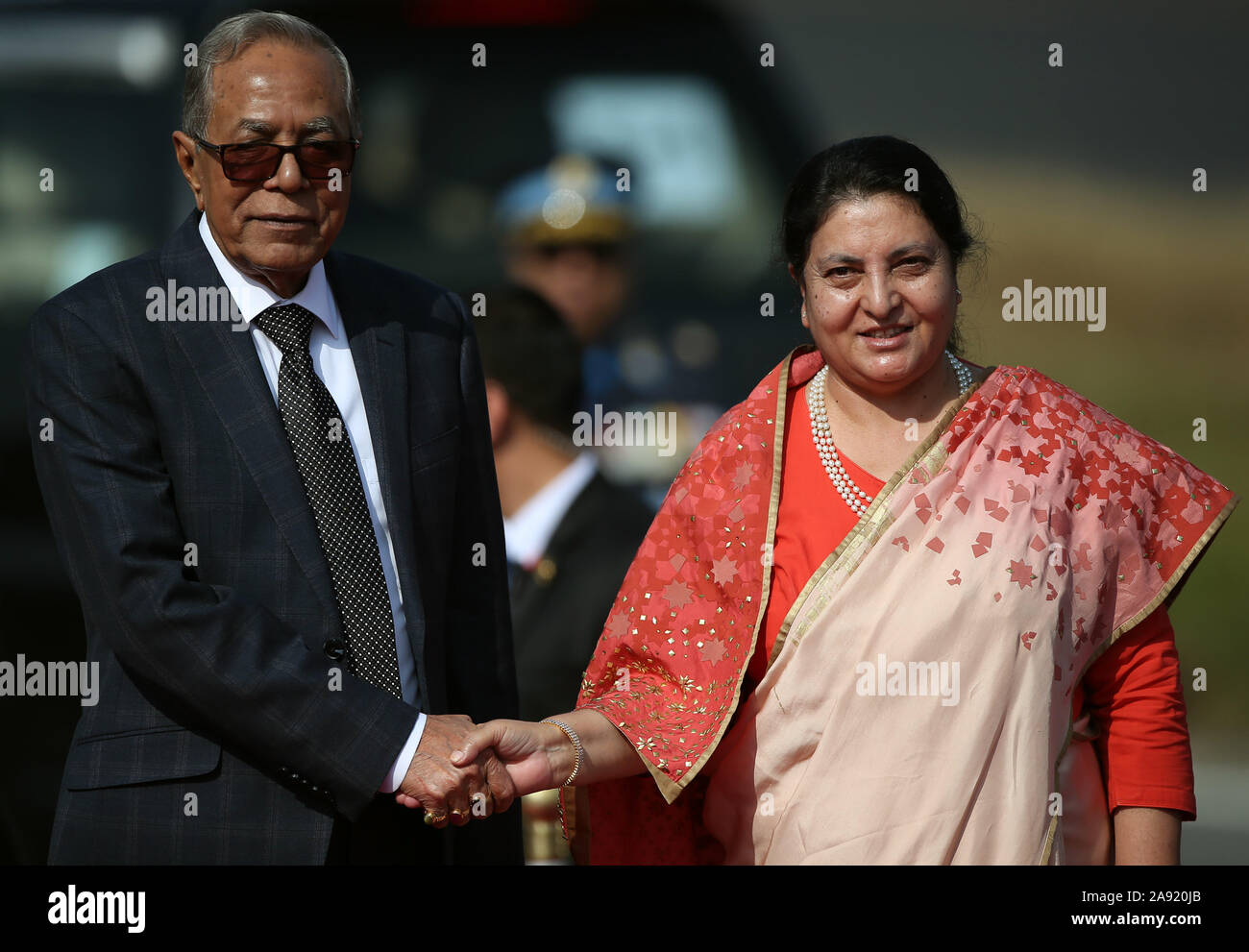 Katmandou, Népal. 12 Nov, 2019. Le président du Bangladesh M Abdul Hamid (L), serre la main avec le Président népalais Bidhya Devi Bhandari à l'aéroport international de Tribhuvan à Katmandou, capitale du Népal, le 12 novembre 2019. Le président du Bangladesh M Abdul Hamid est arrivé à Katmandou le mardi pour quatre jours de visite officielle. Credit : Str/Xinhua/Alamy Live News Banque D'Images