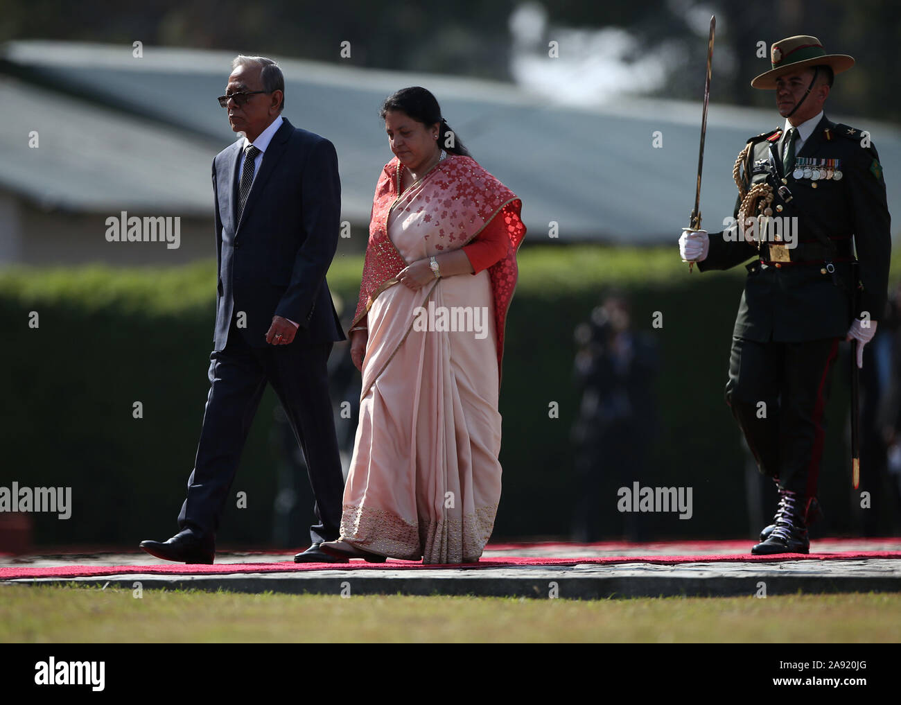 Katmandou, Népal. 12 Nov, 2019. Le président du Bangladesh M Abdul Hamid et président népalais Bidhya Devi Bhandari review garde d'honneur au cours de l'aéroport international de Tribhuvan à Katmandou, capitale du Népal, le 12 novembre 2019. Le président du Bangladesh M Abdul Hamid est arrivé à Katmandou le mardi pour quatre jours de visite officielle. Credit : Str/Xinhua/Alamy Live News Banque D'Images