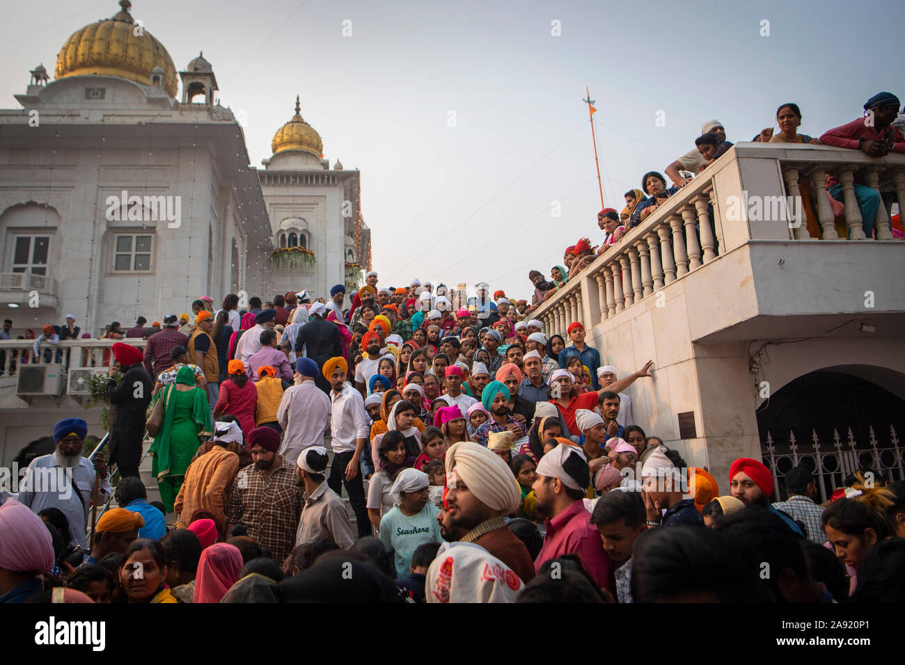 Les visiteurs du Temple Gurudwara Bangla Sahib à New Delhi, Inde, lorsque les gens commencent à célébrer le Gourou Nanak Jayanti Festival. Le Prince de Galles se rendra dans le pays cette semaine. Banque D'Images