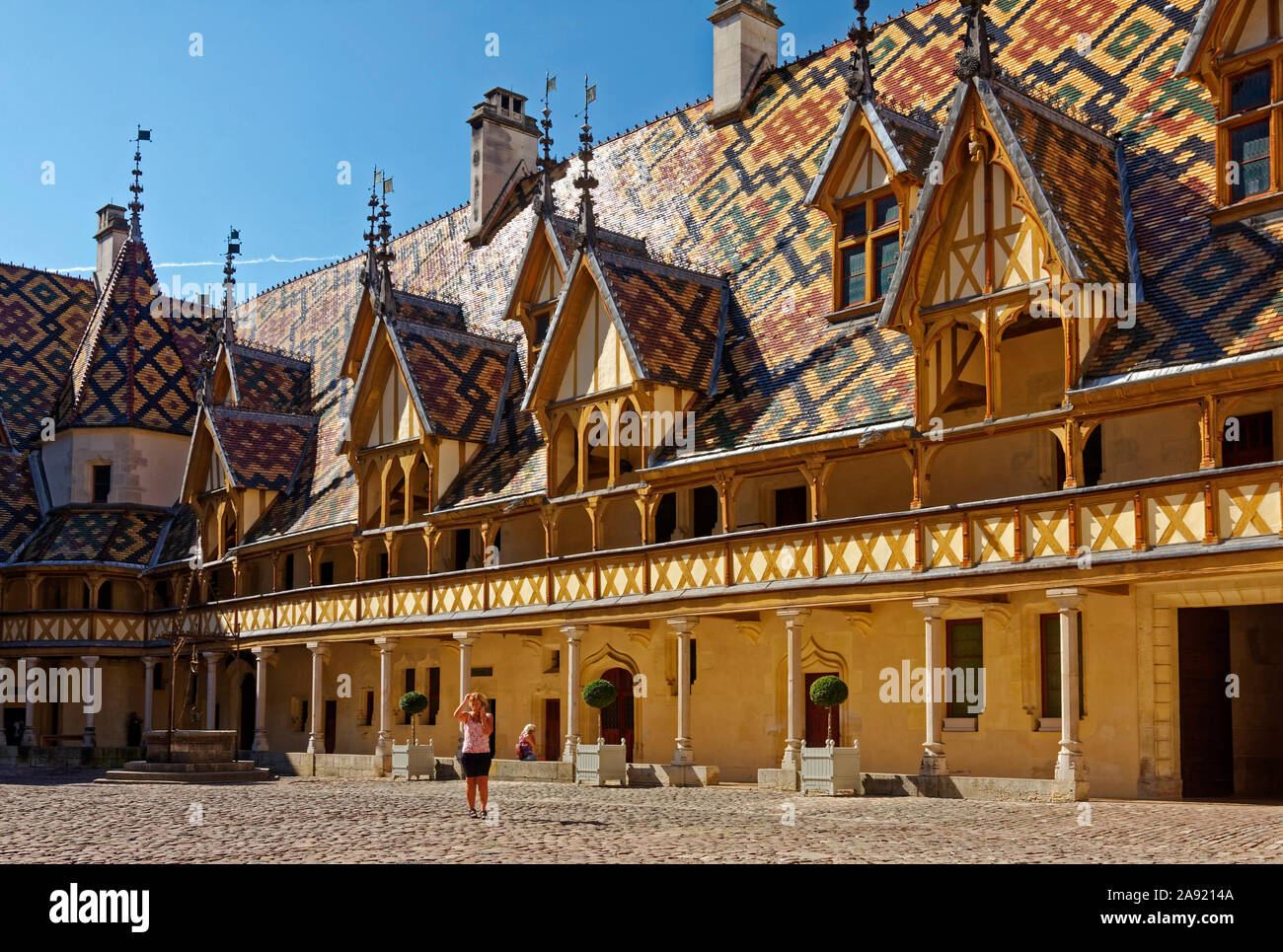 L'Hôtel-Dieu, cour, pavés, toit orné, tuiles de couleurs, lucarnes, pics, spires, ancien hôpital pour les pauvres, 1443, Bourgogne, Beaune, Fran Banque D'Images