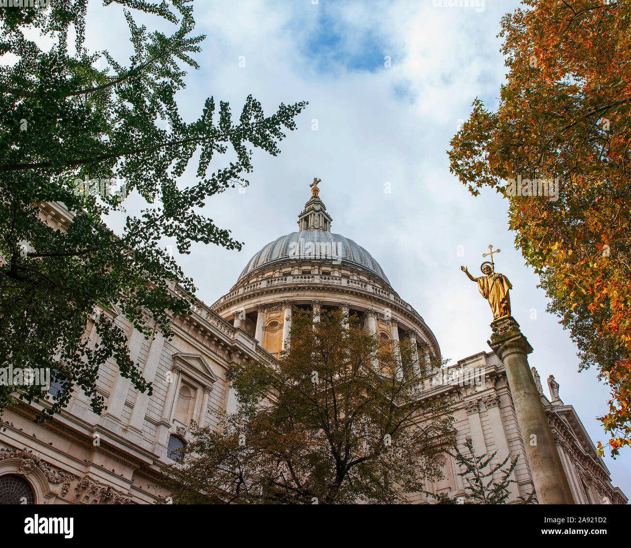 Célèbre cathédrale Saint Paul dans la ville de Londres. Pictur colorés avec de superbes couleurs d'automne. Banque D'Images