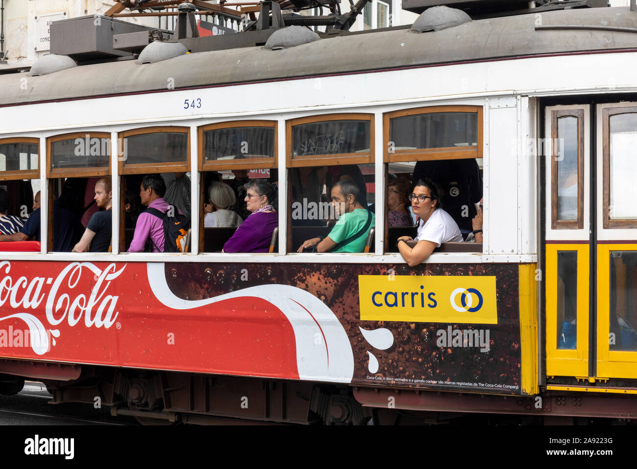 Tramway rouge historique tour '7 Collines" Lisbonne : Hop on Hop Off et quartiers pittoresques. Banque D'Images