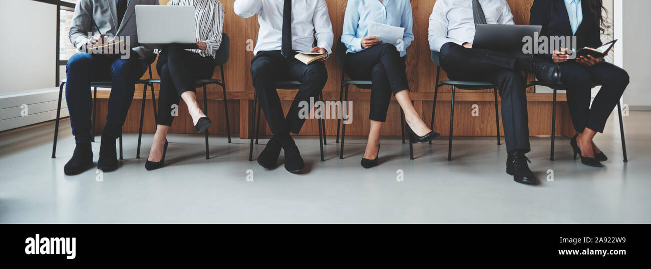 Groupe d'affaires diversifié méconnaissables assis dans des chaises dans un bureau d'attente de réception d'être interviewés Banque D'Images
