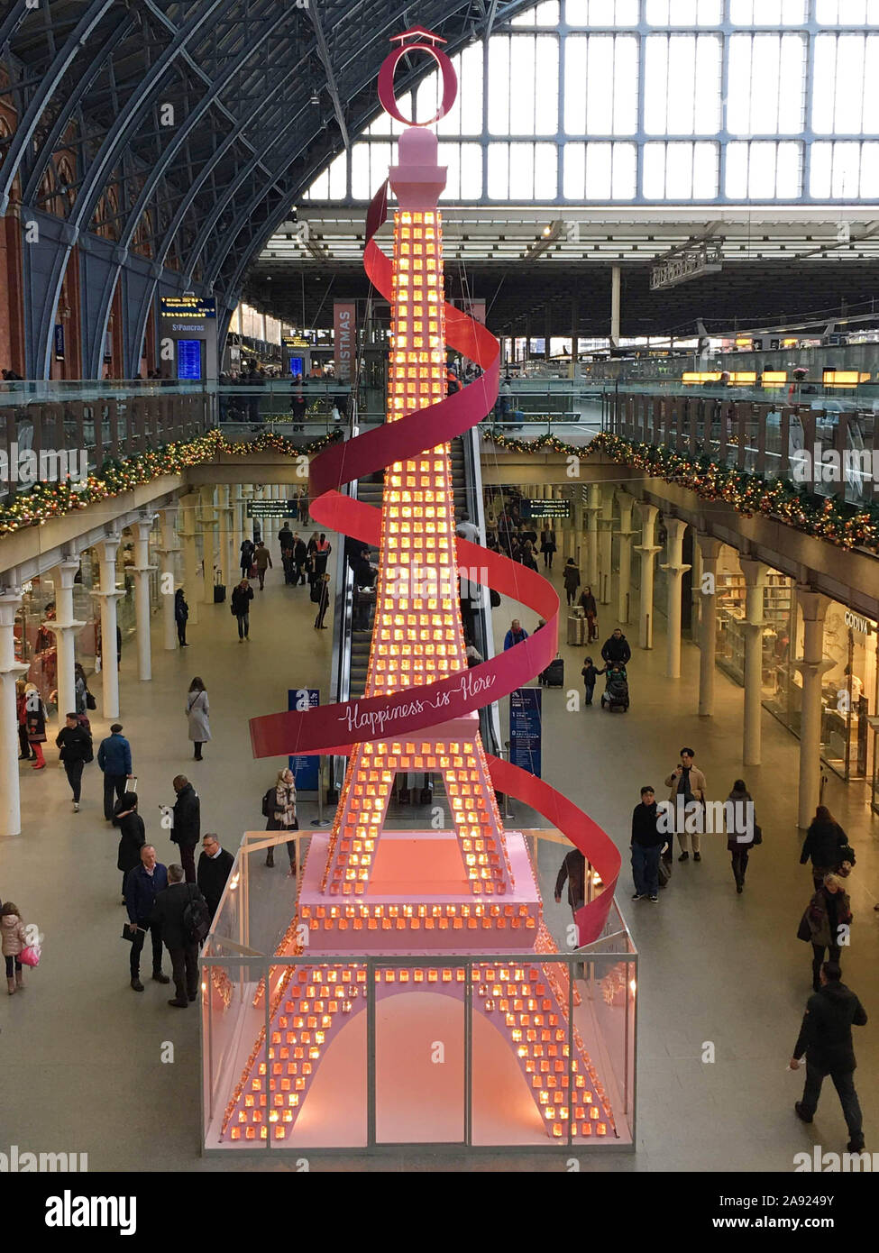 Les 36 pieds de hauteur d'installation de flacons de parfum pétillant sur une Tour Eiffel en forme de sapin de Noël à St Pancras, Londres, qui contient plus de 1 500 bouteilles de prise LANC ? ?moi parfum signature, 'La Vie Est Belle". Banque D'Images